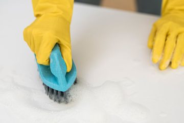 Strokovnjaki opozarjajo: to morate odstraniti doma, če želite preprečiti vlago in plesen