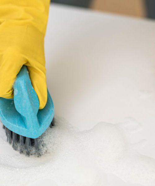 Strokovnjaki opozarjajo: to morate odstraniti doma, če želite preprečiti vlago in plesen