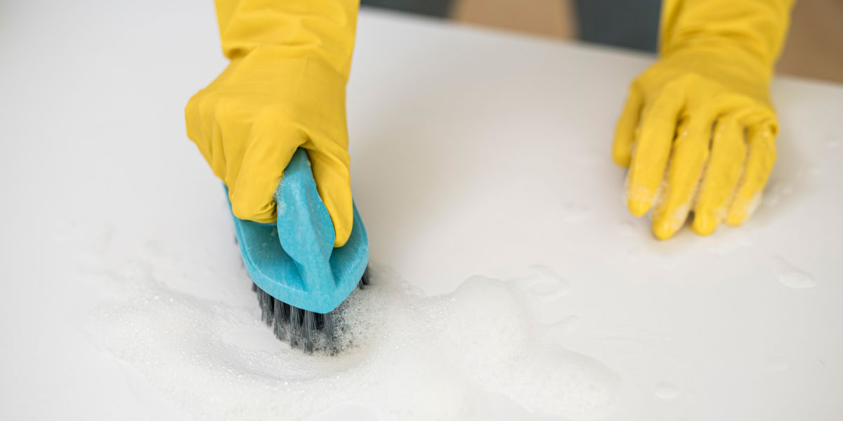 Strokovnjaki opozarjajo: to morate odstraniti doma, če želite preprečiti vlago in plesen