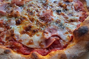 Pica z napihnjenim robom in čudovito zapečeno skorjo