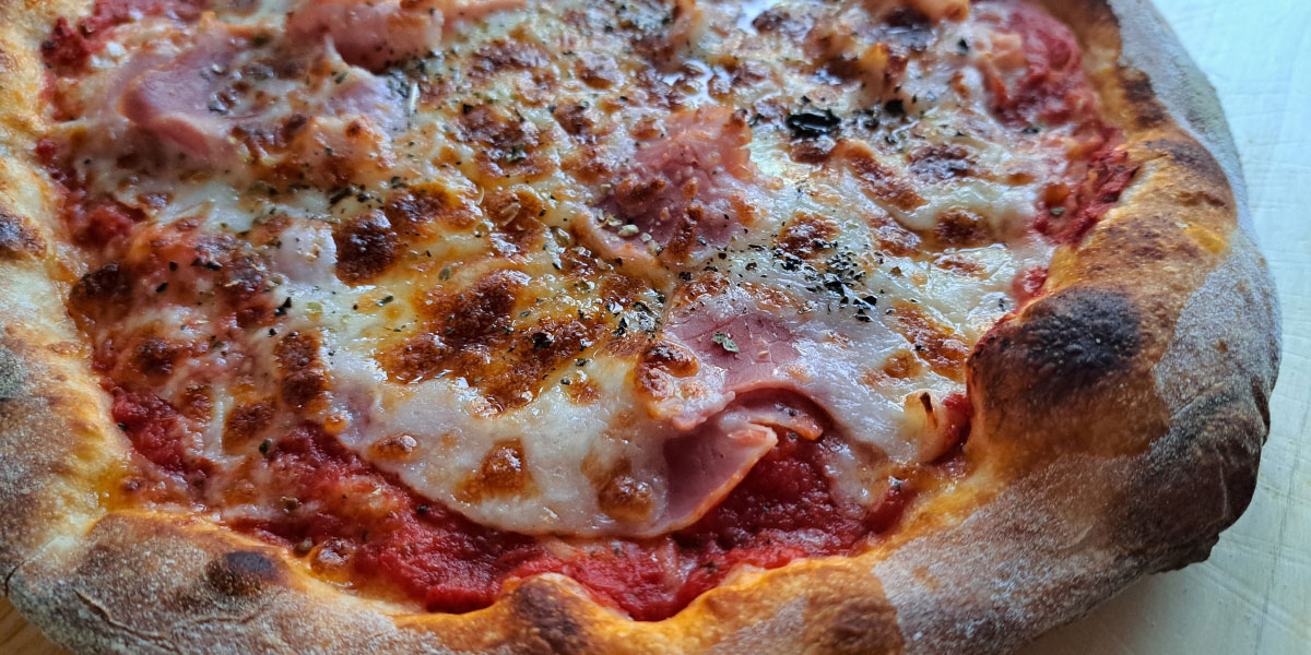 Pica z napihnjenim robom in čudovito zapečeno skorjo