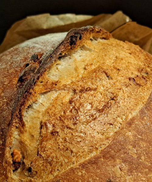 Praznični kruh, ki navduši vsako decembrsko mizo: recept z orehi in omamno aromo