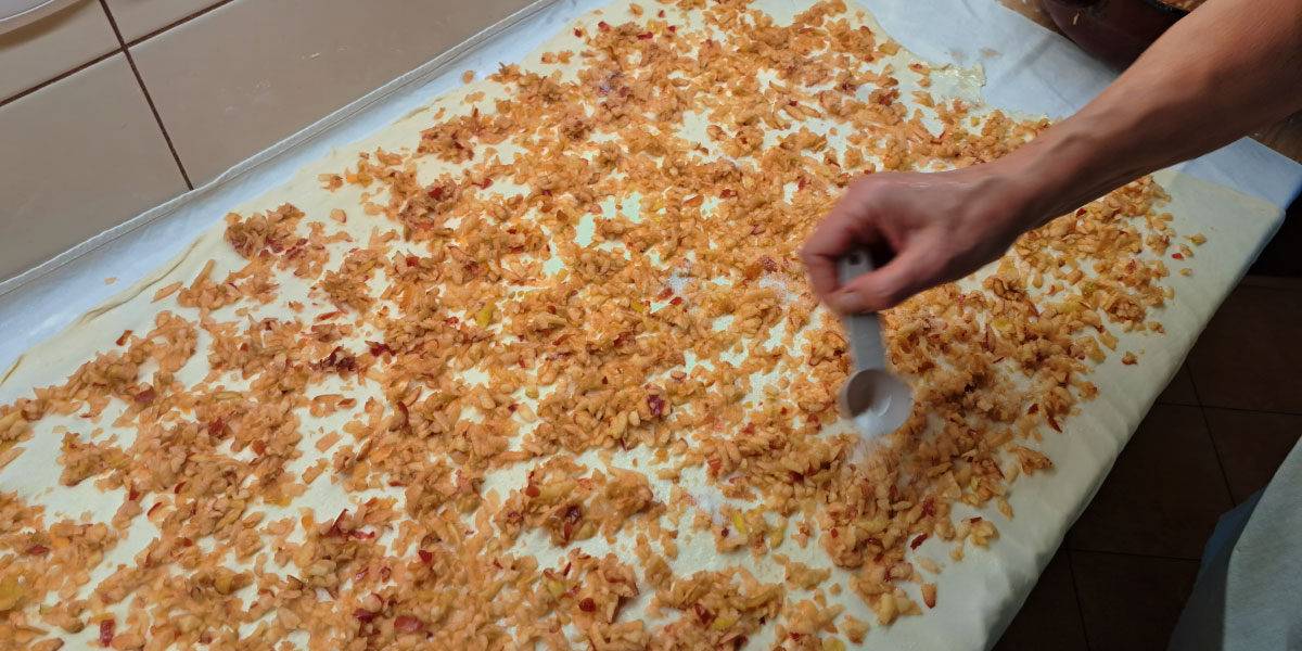 Domač jabolčni štrudl