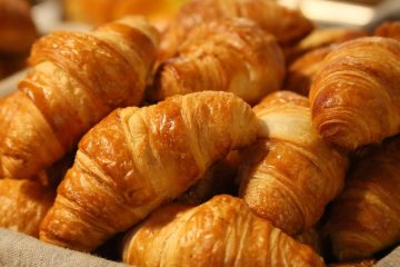 Recept za domači croissant in jutra, ki dišijo po maslu ter toploti doma