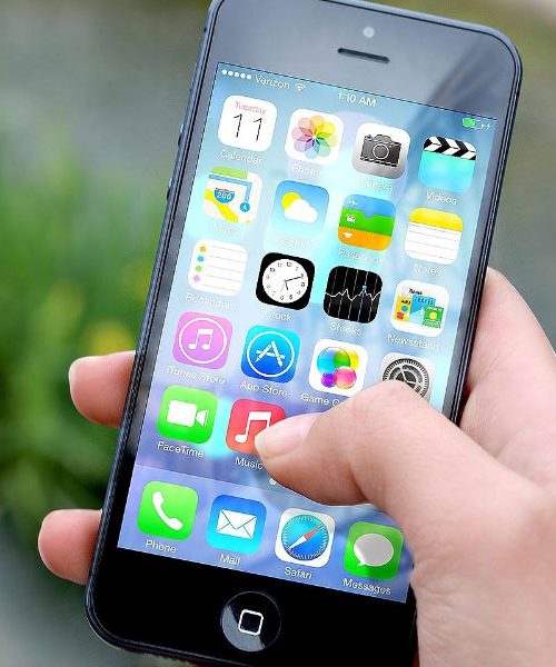 Tvoj palec vsak dan prepotuje skoraj štiristo metrov – resnica o “drsanju” po telefonu