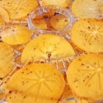 Enakomerno narezani kakiji za sušenje