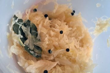 Pečeno kislo zelje s svinjskimi zrezki iz pečice – jed, ki pogreje in navduši