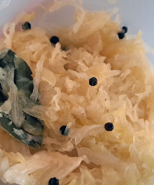 Pečeno kislo zelje s svinjskimi zrezki iz pečice – jed, ki pogreje in navduši