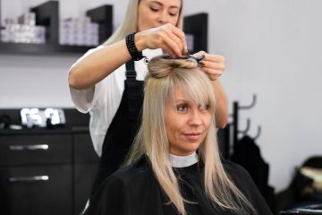 Naravne maske in olja, ki jih priporočajo frizerji za lase po 50. letu