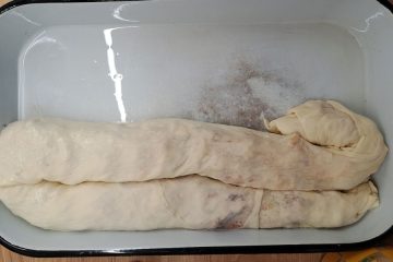 Kako pravilno zviti štrudl v pekač, da ohrani obliko in se med peko ne razpoči?