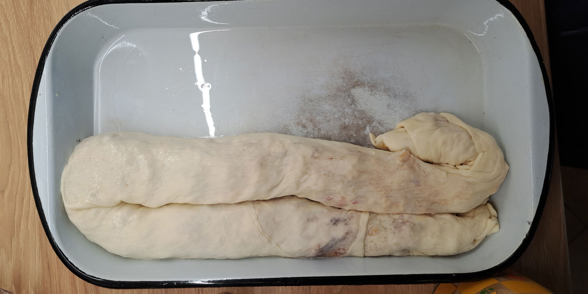 Kako pravilno zviti štrudl v pekač, da ohrani obliko in se med peko ne razpoči?