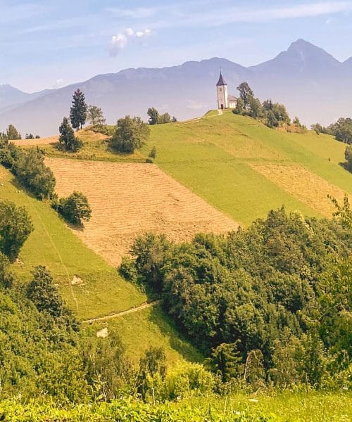 Pet slovenskih cerkva, ki stojijo na najbolj neverjetnih krajih