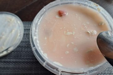 Ali je z jogurtom kaj narobe, če na vrhu nastane čudna plast?