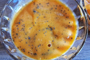 Enostavni puding iz kakijev s chia semeni, ki ga pripravite brez kuhanja