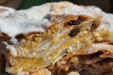 Štrudl iz kakijev s skuto – sladica, ki diši po jeseni