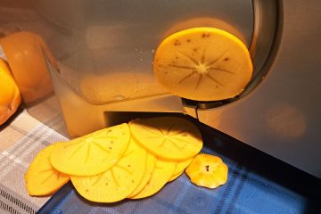 Če boste kakije za sušenje rezali na salamoreznici, naj bodo tako debeli