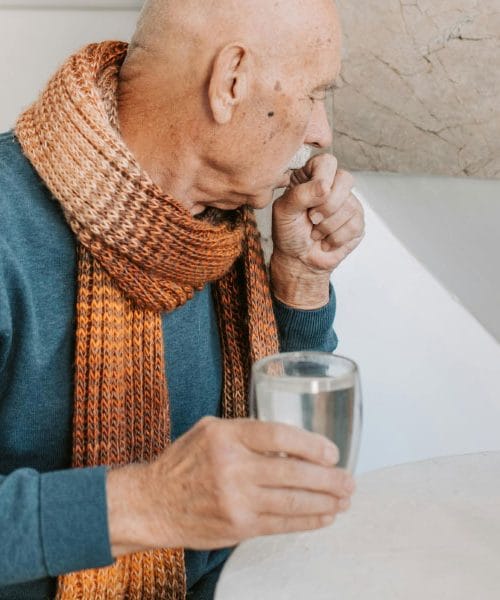 Kako pozimi ublažiti kašelj? Preprosti ukrepi, ki resnično pomagajo