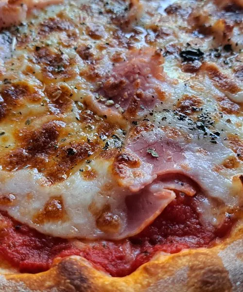Kdaj dodati suho baziliko in origano na pico – pred peko ali po njej