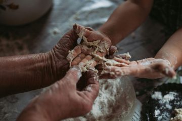 Najpogostejši razlogi, zakaj je kislo testo lepljivo – in kako to popraviti