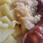 Kosilo s krompirjem, zeljem in pečenico