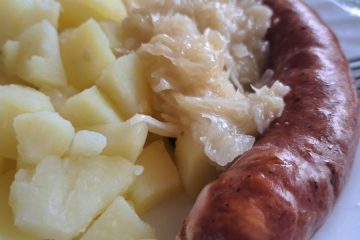 Klasično novembrsko kosilo – kislo zelje, pečenica in kuhan krompir