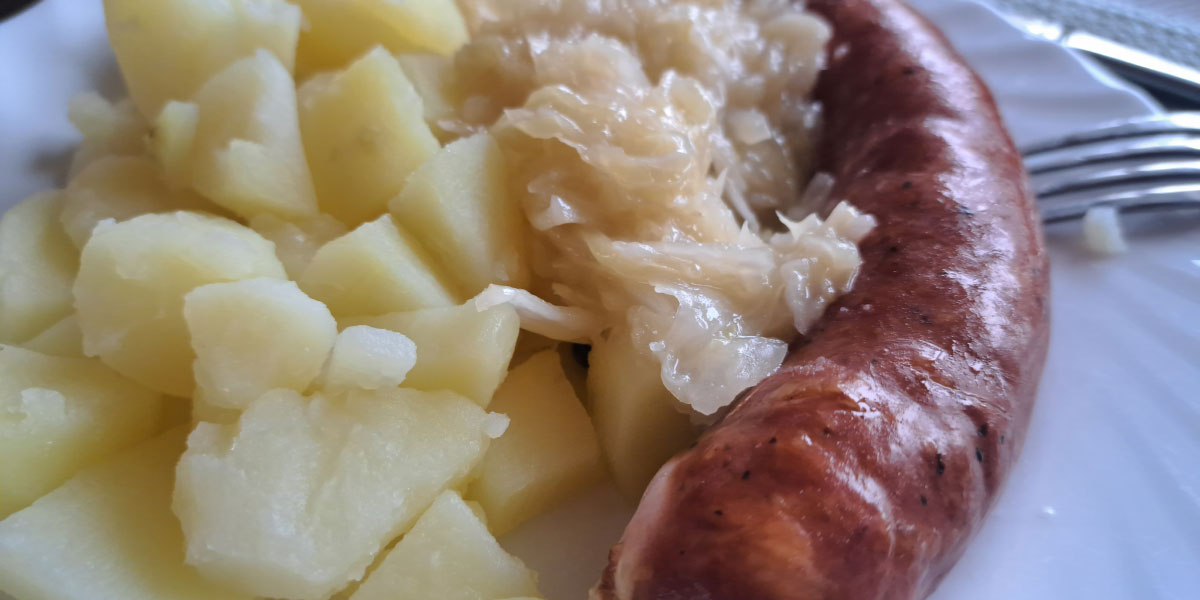 Kosilo s krompirjem, zeljem in pečenico