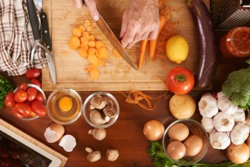 Kuhinjski triki, ki vam prihranijo čas in izboljšajo okus hrane