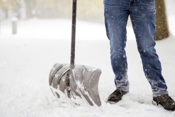 Trik, s katerim se sneg ne bo več prijemal na lopato