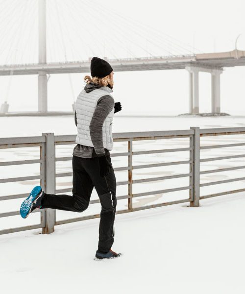 Najboljši nasveti za moške, ki pozimi po službi trenirajo na prostem