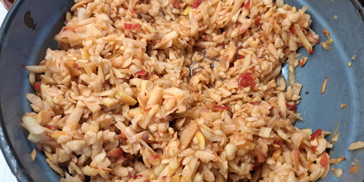 Kako na debelo narezati jabolka za popoln jabolčni zavitek?