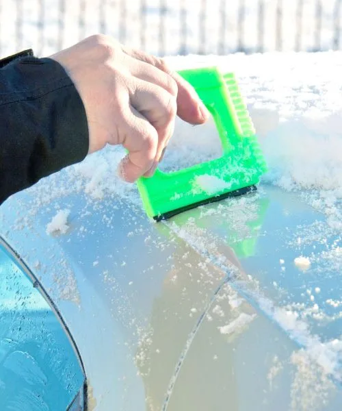 Najboljši pripomočki za odmrzovanje avtomobila v nekaj sekundah