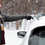 Odstranjevanje snega z avtomobila