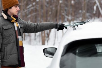 Kako očistiti avto po sneženju, da ne poškodujete stekla in laka?