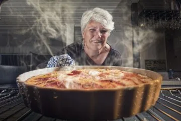 Vonj po kuhanju izgine v nekaj minutah, pomaga trik iz kuhinjske omarice