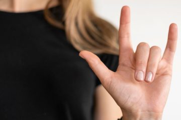 Pokanje s prsti ni tako nedolžno, kot se zdi