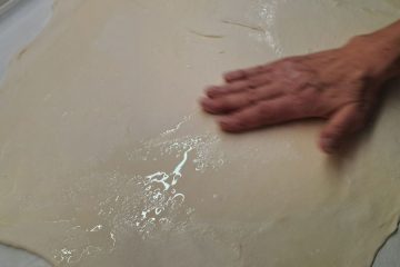 Preden napolnite vlečeno testo z jabolkami, ga namažite s to tekočino