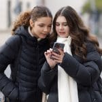 Punci gledata v telefon