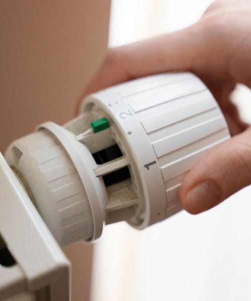 Zakaj radiatorji v decembru porabijo največ energije – trik, ki prihrani več, kot mislite