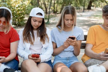 Družbena omrežja v 2026: mobilni svet, kjer znamke tekmujejo za pozornost