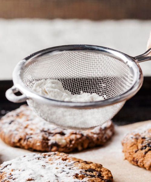 Kako preprečiti topljenje sladkorja v prahu na pecivu?