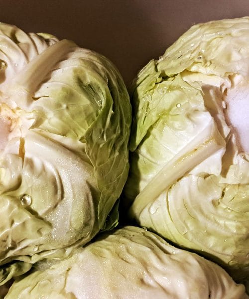 Koliko soli uporabiti, če kisate zeljnate glave za sarme?