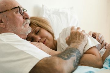 Pet trikov za boljši spanec po 55. letu, ki jih ne boste našli na Googlu