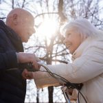 Starejši par zunaj pozimi