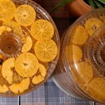 Sušenje kakijev na pladnjih