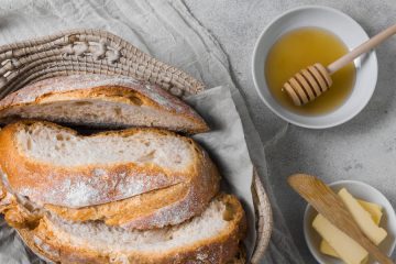 Tradicionalni slovenski zajtrk – kruh, med, maslo, jabolko