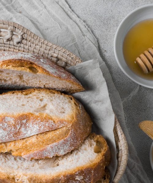 Tradicionalni slovenski zajtrk – kruh, med, maslo, jabolko