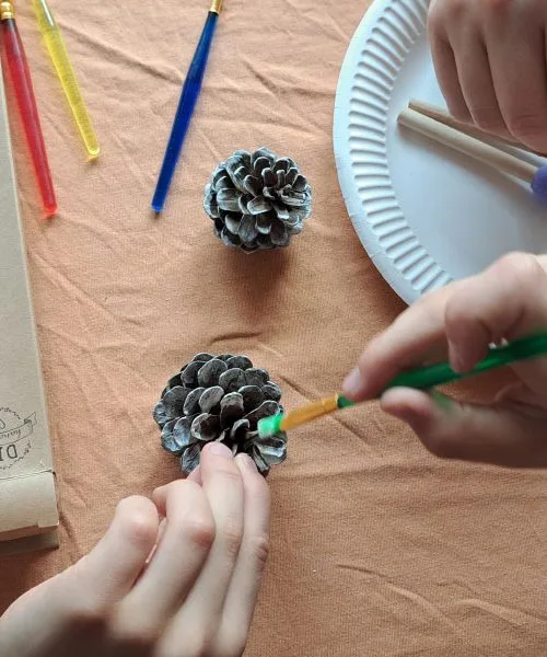 Ustvarjanje adventnega venčka z otroki: preproste ideje, ki prinesejo čaroben december