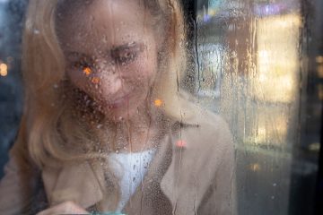 Pet razlogov, zakaj se vam pozimi nabira vlaga po oknih – kriva ni le izolacija