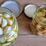 Vložen česen v kozarcu