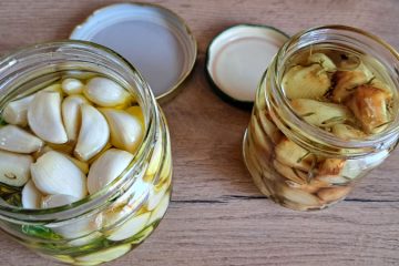 Vloženi česen z olivnim oljem in rožmarinom – recept, ki ga poznajo najboljši kuharji